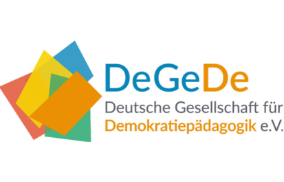 Abgeschlossen: Stellenausschreibung Prozessbegleiter*in (auf Honorarbasis) an einer Berliner Schule „Diskriminierungskritische Schulentwicklung“ im Kompetenznetzwerk „Demokratiebildung im Jugendalter“
