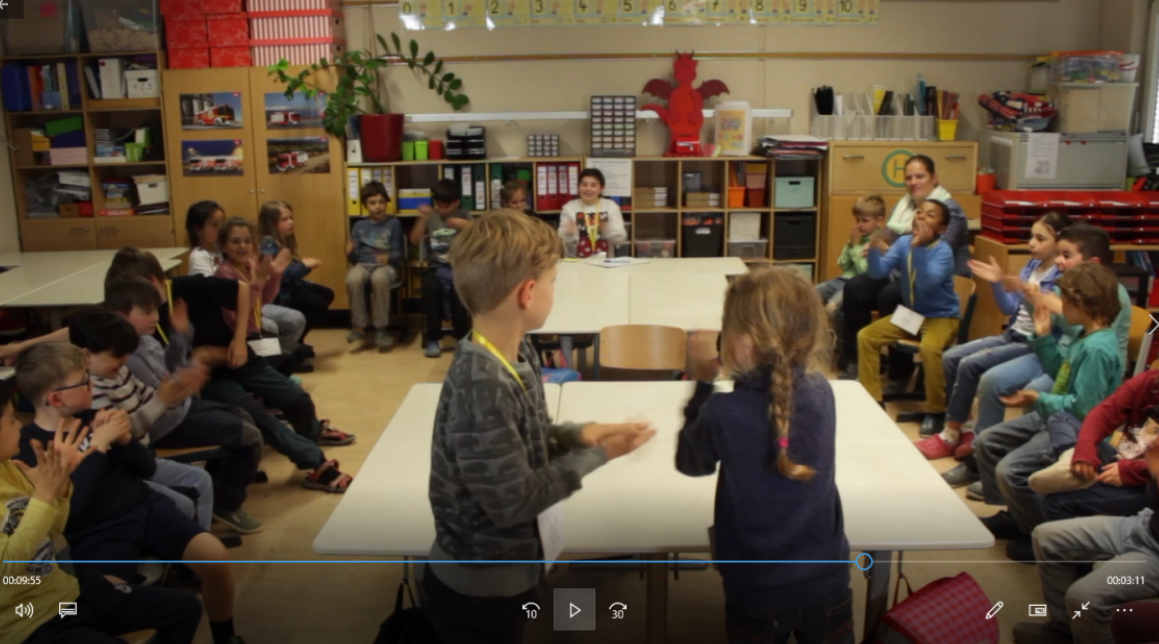 Auf dem Bild ist eine Momentaufnahme aus einer Klassenratssitzung der Gustav Falke Grundschule zu sehen.