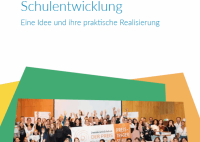 Das Cover der Dokumentation des Preises für demokratische Schulentwicklung. Neben dem Titel bildet das Cover abstrakte Formen, das Foto einer Preisträger-Gruppe und das Logo der DeGeDe ab.