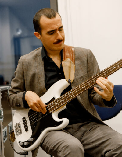 Ein Mann spielt Bass.