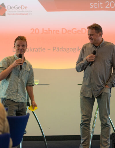 Zwei Männer halten einen Vortrag