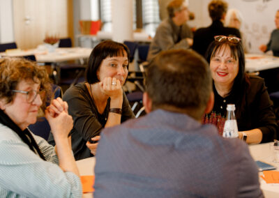 Sich unterhaltende Menschen an einem Tisch