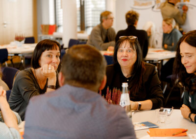 Sich unterhaltende Menschen an einem Tisch