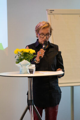 Eine Frau hält einen Vortrag.