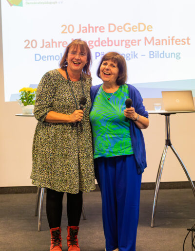 Zwei Frauen posieren gemeinsam für die Kamera.